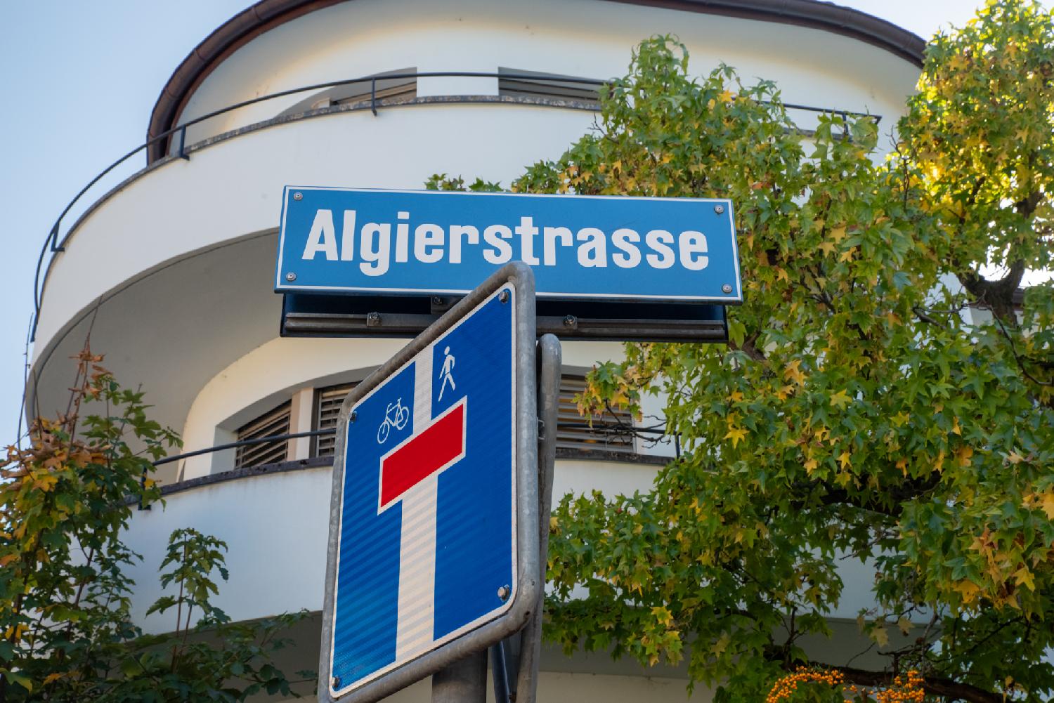 Street sign for Algierstrasse, indicating that it's a dead-end for cars (but that bikes and pedestrians can go through).