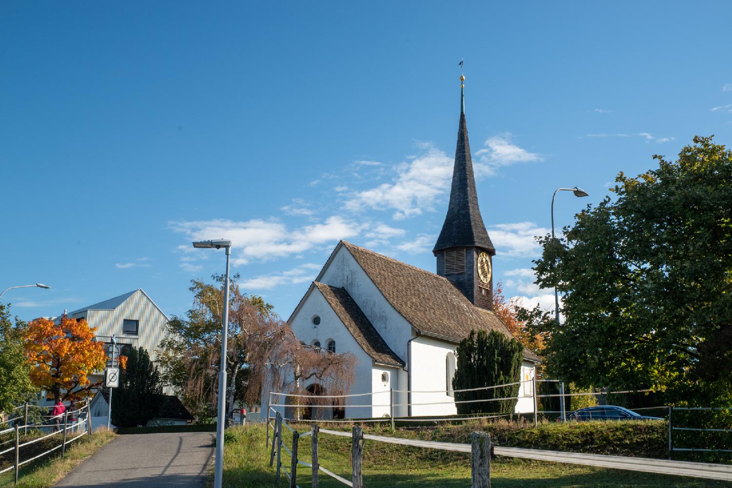Kirche Unterdorf in Zürich: a white church building with a dark bell tower